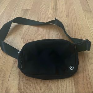 New Lululemon belt bag black only used once